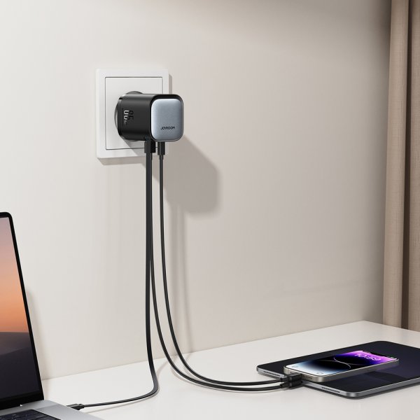 Joyroom 65W Vægoplader med indbygget USB-C kabel & USB-A/USB-C udtag Sort