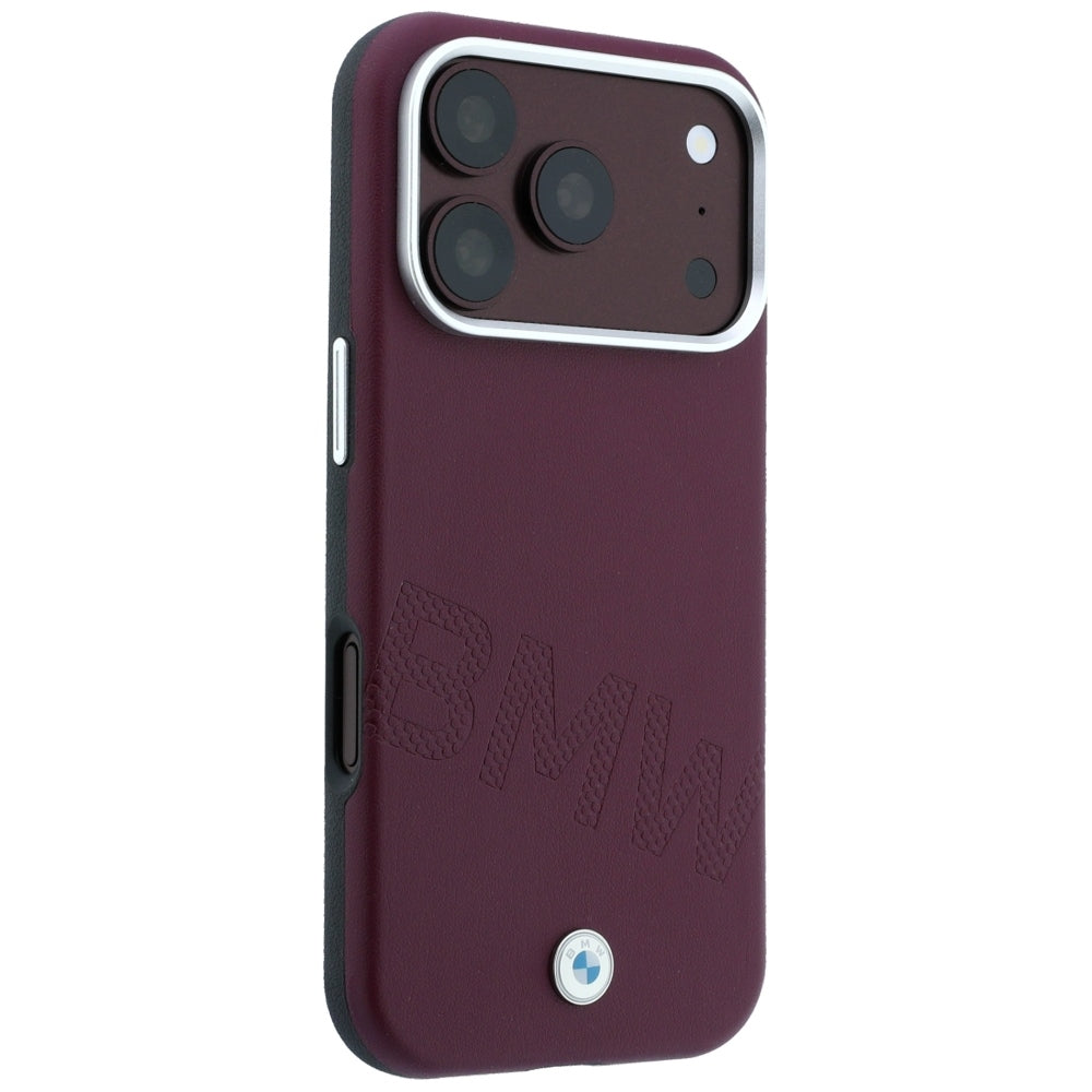 BMW iPhone 17 Pro/iPhone 18 Pro Cover med skrå præget tekst i bordeaux