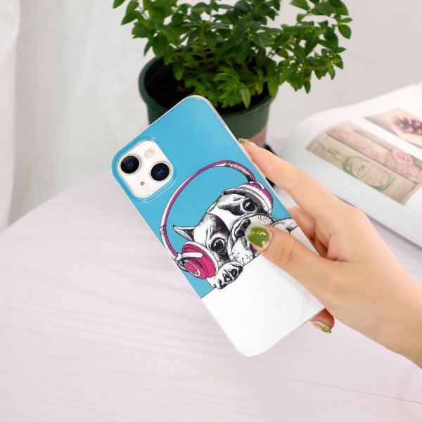 iPhone 15 Cover Motiv Hund med Høretelefoner