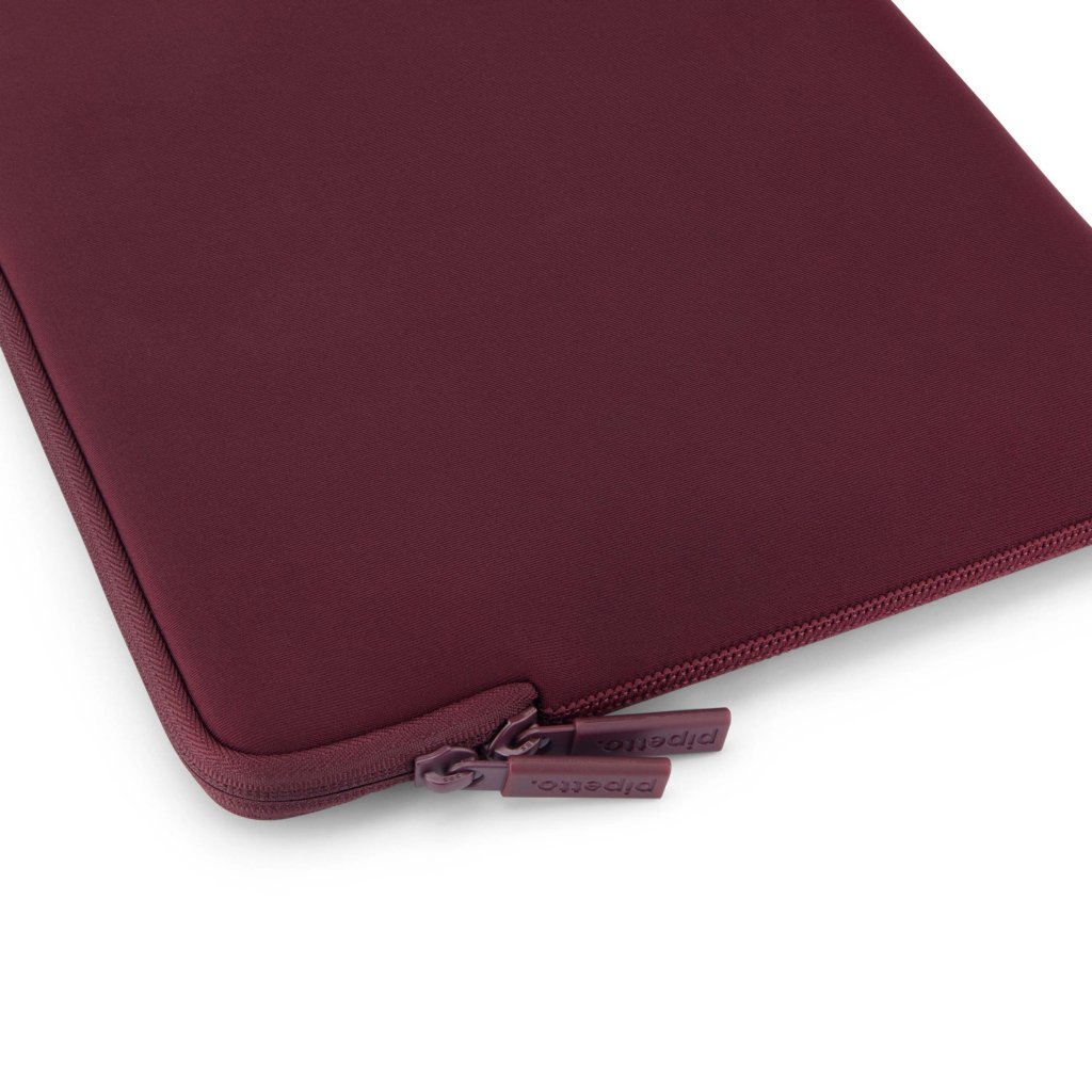 Pipetto Classic Fit Sleeve til MacBook Neo Burgundy