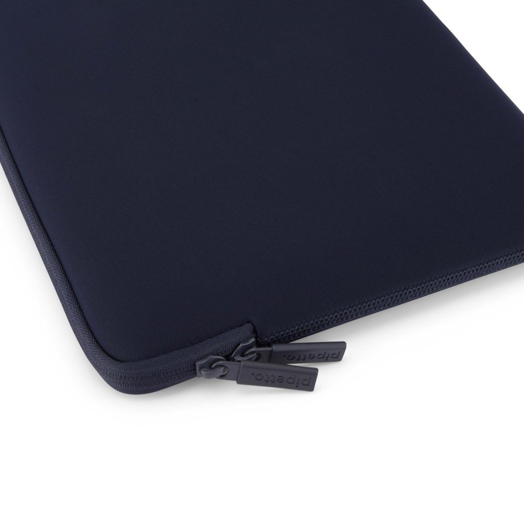 Pipetto Classic Fit Sleeve til MacBook Neo Mørkblå