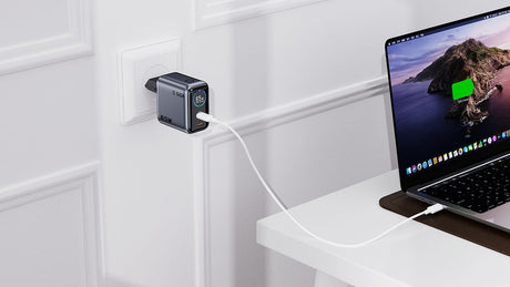 SiGN 65W Vægoplader med Display 2xUSB-C/1x USB-A Grå
