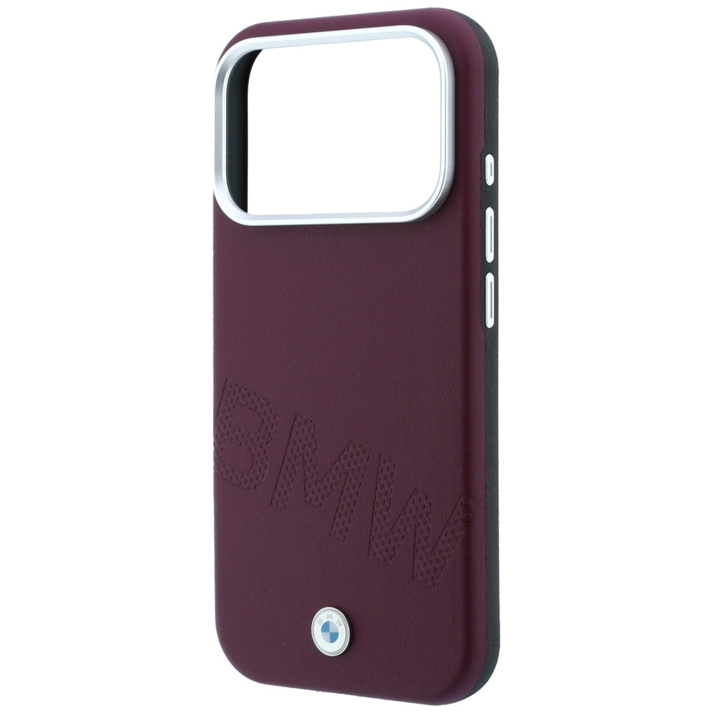 BMW iPhone 17 Pro/iPhone 18 Pro Cover med skrå præget tekst i bordeaux