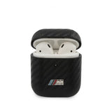 BMW AirPods (1/2) Cover Kulfibertekstur Sort