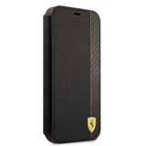 Ferrari iPhone 13 Etui Carbon Effect Metal Logo Vertical Stripe Sort