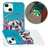 iPhone 14 Cover Motiv Hund med Høretelefoner