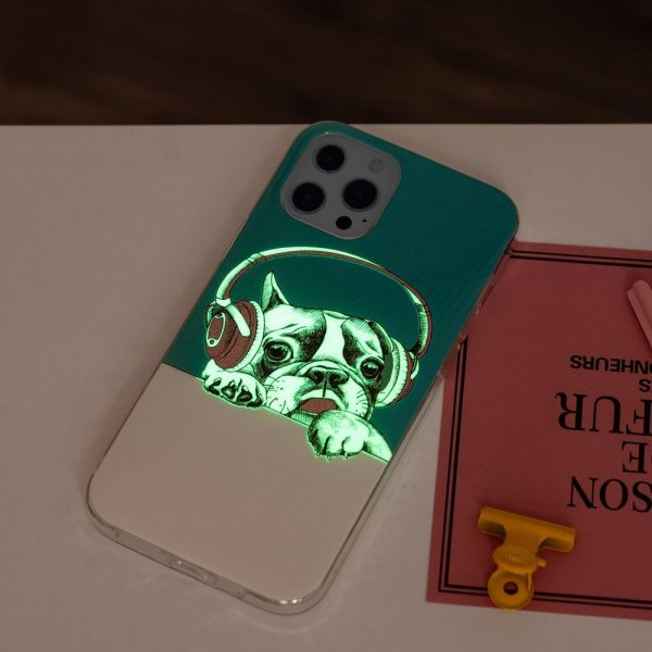 iPhone 15 Pro Cover Motiv Hund med Høretelefoner