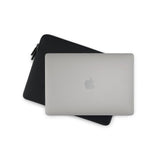 Pipetto Classic Fit Sleeve til MacBook Neo Sort