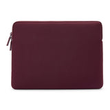 Pipetto Classic Fit Sleeve til MacBook Neo Burgundy