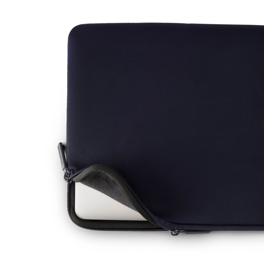 Pipetto Classic Fit Sleeve til MacBook Neo Mørkblå