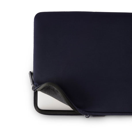 Pipetto Classic Fit Sleeve til MacBook Neo 13 Mørkblå