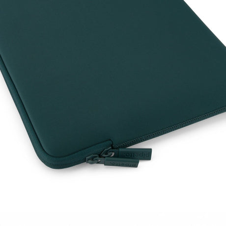 Pipetto Classic Fit Sleeve til MacBook Neo 13 Dark Teal
