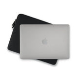 Pipetto Classic Fit Sleeve til MacBook Neo Sort