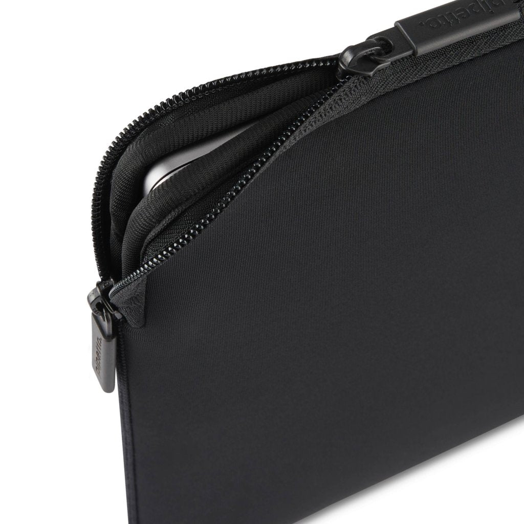 Pipetto Classic Fit Sleeve til MacBook Neo Sort