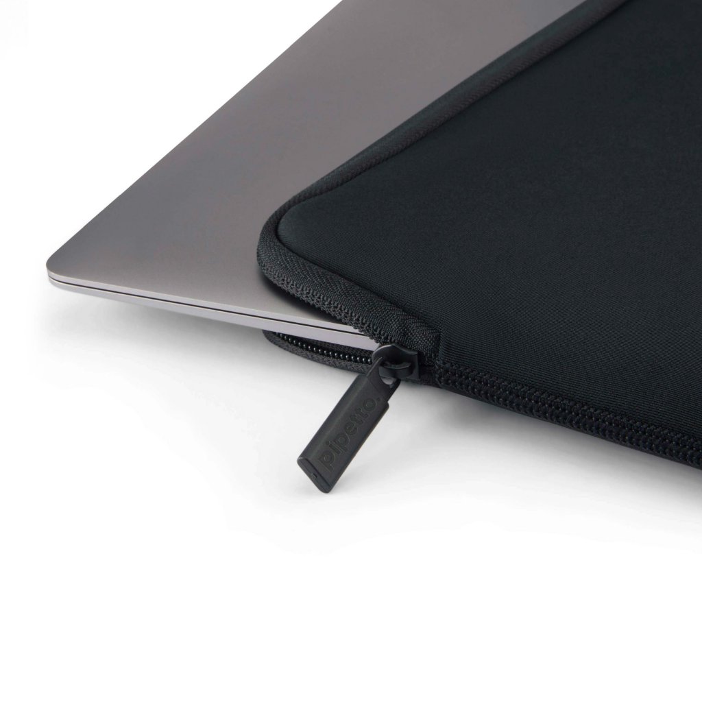 Pipetto Classic Fit Sleeve til MacBook Neo Sort
