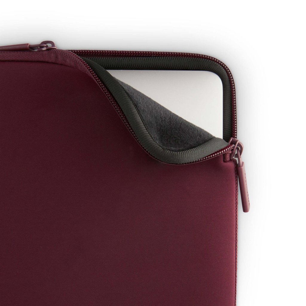 Pipetto Classic Fit Sleeve til MacBook Neo Burgundy