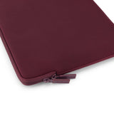 Pipetto Classic Fit Sleeve til MacBook Neo Burgundy