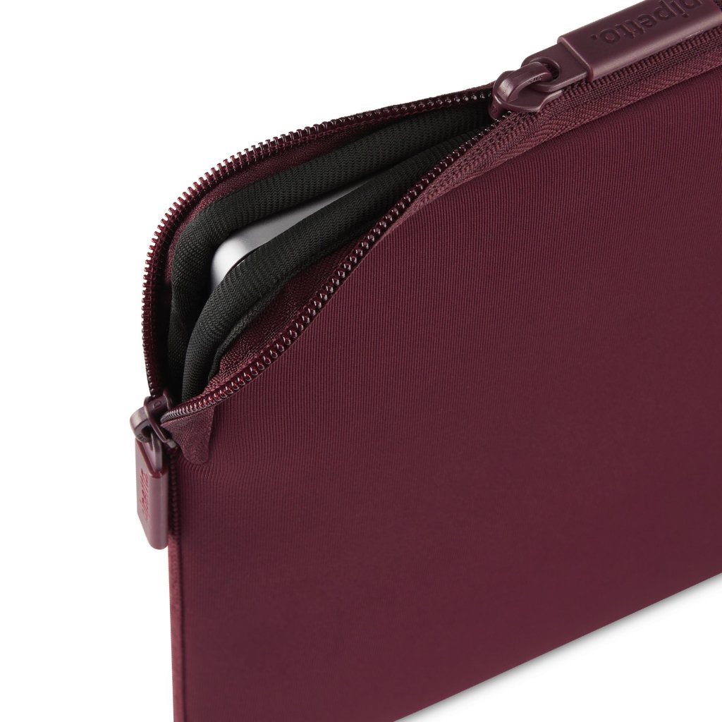 Pipetto Classic Fit Sleeve til MacBook Neo Burgundy