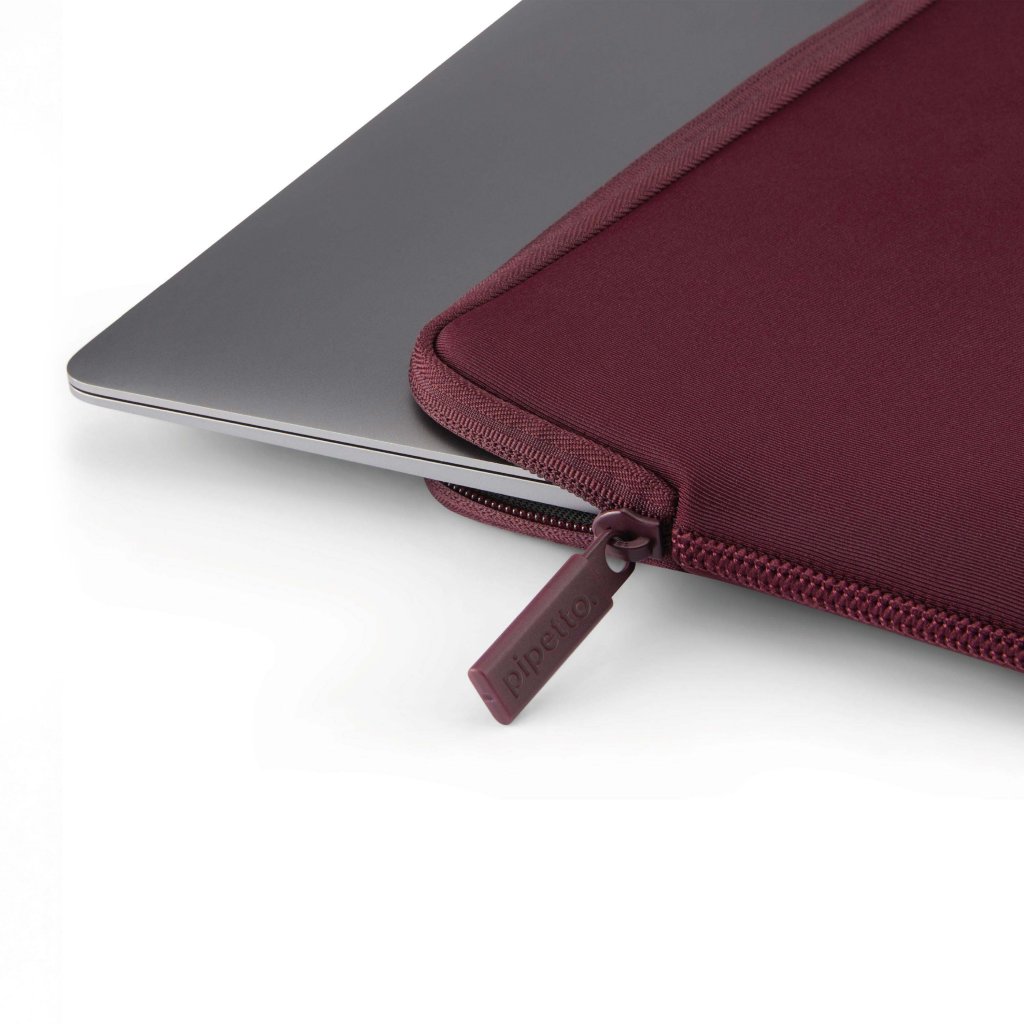 Pipetto Classic Fit Sleeve til MacBook Neo Burgundy