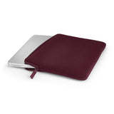 Pipetto Classic Fit Sleeve til MacBook Neo Burgundy