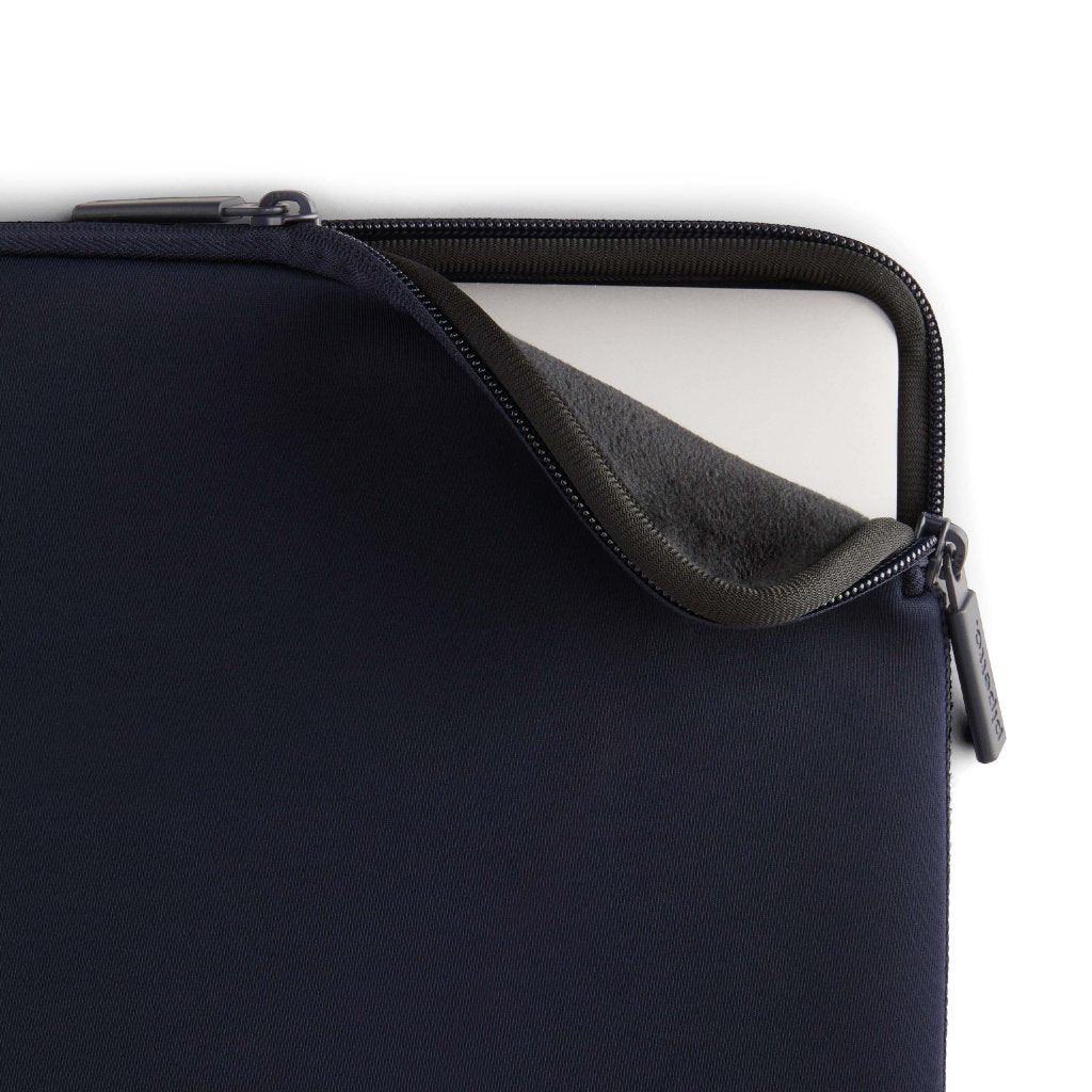 Pipetto Classic Fit Sleeve til MacBook Neo Mørkblå