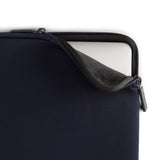 Pipetto Classic Fit Sleeve til MacBook Neo Mørkblå
