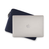 Pipetto Classic Fit Sleeve til MacBook Neo Mørkblå