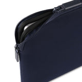 Pipetto Classic Fit Sleeve til MacBook Neo Mørkblå