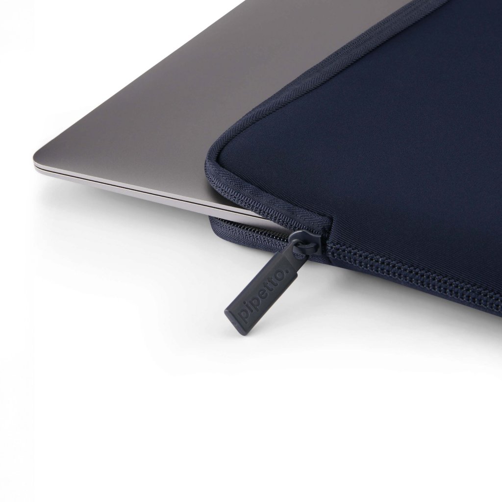 Pipetto Classic Fit Sleeve til MacBook Neo Mørkblå