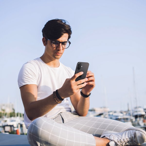 iPhone 16/iPhone 16 Plus Kamerabeskytter GLAS.tR EZ Fit Optik Pro 2-pak Sort